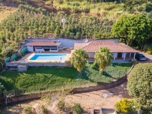 セーハ・ネグラにあるChácara Santa Terezinhaのプール付きの家の航空写真