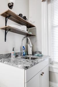 a kitchen with a sink and a counter top at G1 central location museums FREE PARKING in Richmond +22 photos