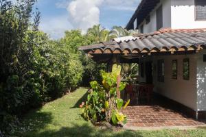 RíobravoにあるCasa Fincas Calimaの屋根付きの家のパティオ
