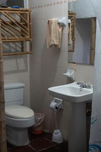 RíobravoにあるCasa Fincas Calimaのトイレと洗面台付きのバスルーム +43枚の写真