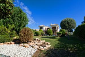 Vườn quanh 3 bedroom Villa Anarita with private pool, Aphrodite Hills Resort