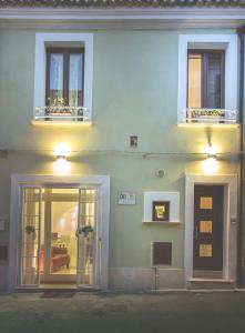 un edificio blanco con dos ventanas y una puerta en B&B Portanuova, en Vasto