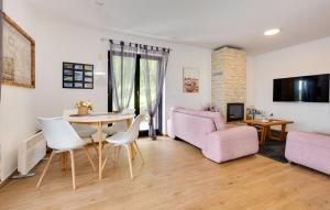 Una sala de estar con una mesa y sillas y un sofá. en River Green House, en Donji Zvečaj