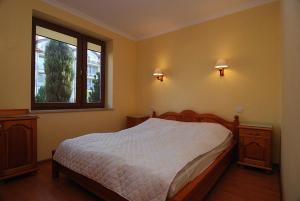 a bedroom with a bed and a window at Willa Bursztynowa 3 in Poddąbie
