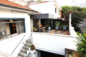 a white house with a balcony with a patio at Casa SP011 in São Paulo