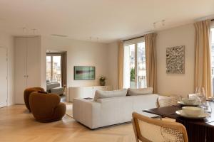 Un lugar para sentarse en Spacious apartment - 3BR-8P - Eiffel Tower