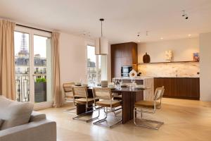 Снимка в галерията на Spacious apartment - 3BR-8P - Eiffel Tower в Париж