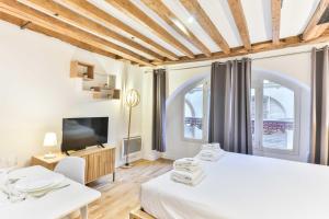 Dazzling studio Caire