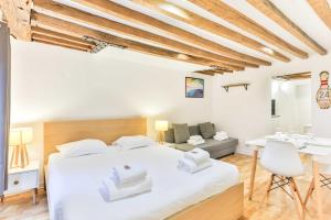 Dazzling studio Caire