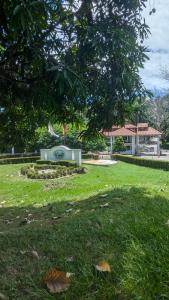 a park with a bird statue in the grass at Casa del Sol in Carmen de Apicalá +29 photos