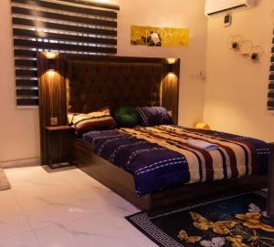 Katil atau katil-katil dalam bilik di COZY and EXOTIC 3 BED 2 BATH WITH 24HRS LIGHT AND 20 MINS TO AIRPORT