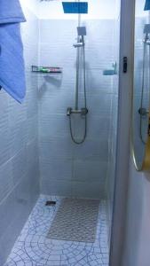 Koupelna v ubytování COZY and EXOTIC 3 BED 2 BATH WITH 24HRS LIGHT AND 20 MINS TO AIRPORT