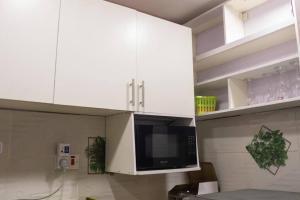 Televisyen dan/atau pusat hiburan di COZY and EXOTIC 3 BED 2 BATH WITH 24HRS LIGHT AND 20 MINS TO AIRPORT