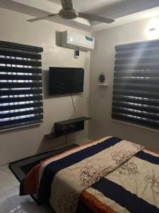 Katil atau katil-katil dalam bilik di COZY and EXOTIC 3 BED 2 BATH WITH 24HRS LIGHT AND 20 MINS TO AIRPORT