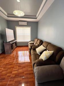O zonă de relaxare la Luxury 4 Bedroom And 3 Bath Riverside Area Home Private Spacious