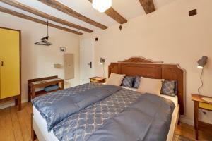 En eller flere senge i et værelse på Winzerhaus 1658 - Ferienwohnung und Apartments