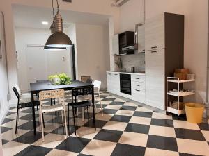 a kitchen and dining room with a table and chairs at Casa Trieste in Pozzallo