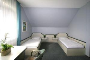 Postel nebo postele na pokoji v ubytování Donatus Hotel