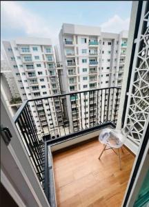 Un balcón o terraza en Cozy 1 bhk near Aster Hospital