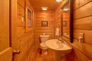 セバービルにあるHidden Romance #1404のトイレと洗面台のあるバスルーム +23枚の写真