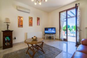 TV/trung tâm giải trí tại 3 bedroom Villa Anarita with private pool, Aphrodite Hills Resort