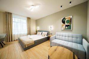 布拉索夫Montello Guest House的带床和沙发的卧室