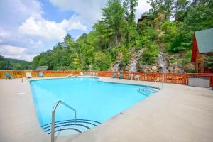una gran piscina con una cascada en el fondo en Absolutely Wonderful #304, en Sevierville
