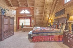 Un dormitorio con una cama en una cabaña de troncos en Absolutely Wonderful #304, en Sevierville 62 fotos más