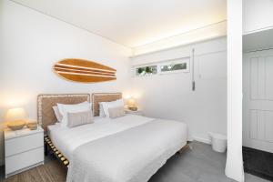 Giường trong phòng chung tại WHome Study & Surf Carcavelos 1-BED by Beach & Nova SBE