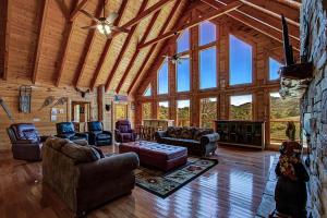 ein großes Wohnzimmer mit einer großen Holzdecke in der Unterkunft Always Dreaming #410 in Sevierville