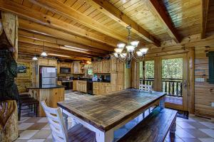 eine große Küche mit Holztisch und Stühlen in der Unterkunft Always Dreaming #410 in Sevierville