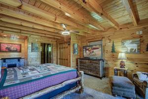 ein Schlafzimmer mit einem Bett in einer Blockhütte in der Unterkunft Always Dreaming #410 in Sevierville + 87 Fotos