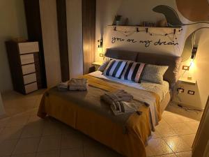 una camera da letto con un letto con due asciugamani sopra di Mariella sul borgo a Ronciglione