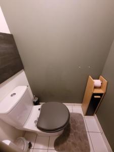 Baño pequeño con aseo y taburete en Chambre cosy - lit 2 places, en Sannois