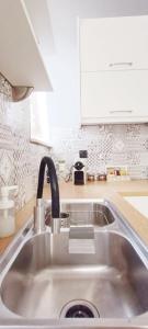 Kuchyňa alebo kuchynka v ubytovaní Eva apartment + 30 fotografií