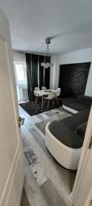 a living room with a bed and a table at Apartament Roman in Băile Herculane