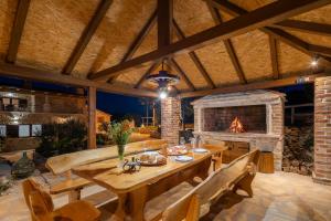 LukarにあるVilla PerVaのテーブルと暖炉のあるダイニングルーム