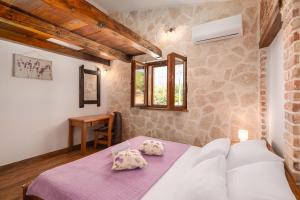 LukarにあるVilla PerVaのベッドとテーブルと窓のある寝室 +78枚の写真