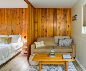 un salon avec un canapé et une table dans l'établissement Barefoot Villas and Retreat, à Christina 151 autres photos