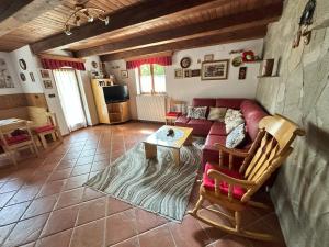 博维茨Albatros的客厅里有一张红色沙发和一张桌子。