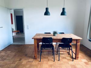 a wooden table and chairs in a room at Lay-Zeit in Kottenheim