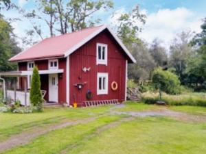 Κήπος έξω από το 4 person holiday home in HOVMANTORP