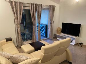 イチチにあるApartment Meerblick Opatija (Icici)のソファとテレビのあるリビングルーム
