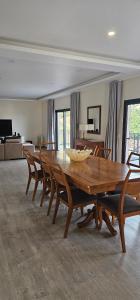 Una gran mesa de madera y sillas en una sala de estar. en Peaceful Valley house, en Câmara de Lobos