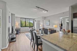 Istumisnurk majutusasutuses Modern Apt with Kitchen and Gym