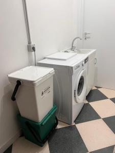 a washing machine and a sink in a bathroom at Casa Trieste in Pozzallo