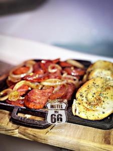 a tray of meat and other foods on a table at MOTEL MK 66 in Mairinque +1 photo