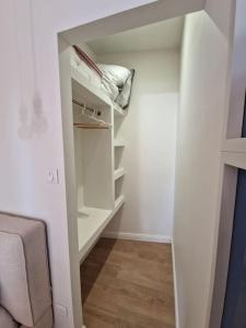 贝济耶Magnifique suite avec vue sur l'Orb的一间带白色墙壁的壁橱的房间和一间带