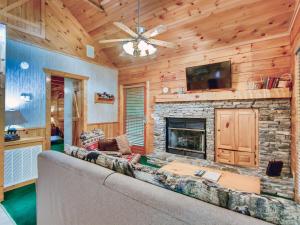 セバービルにあるCabin Fever #117のソファと暖炉のあるリビングルーム