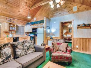 セバービルにあるCabin Fever #117のリビングルーム(ソファ、椅子付)、キッチン